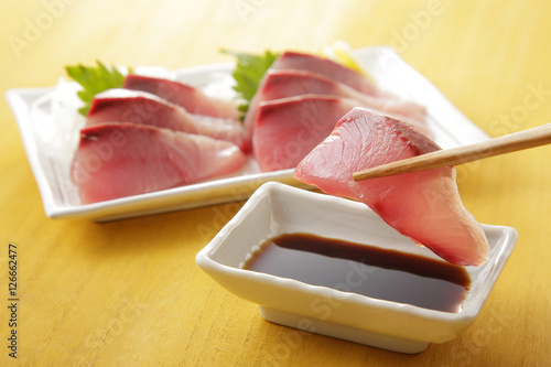 ぶりの刺身 Sliced raw fish