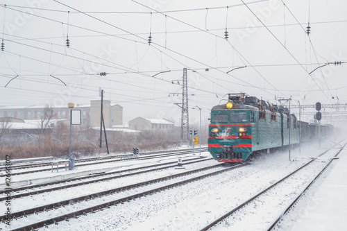 Грузовой поезд в снегопад