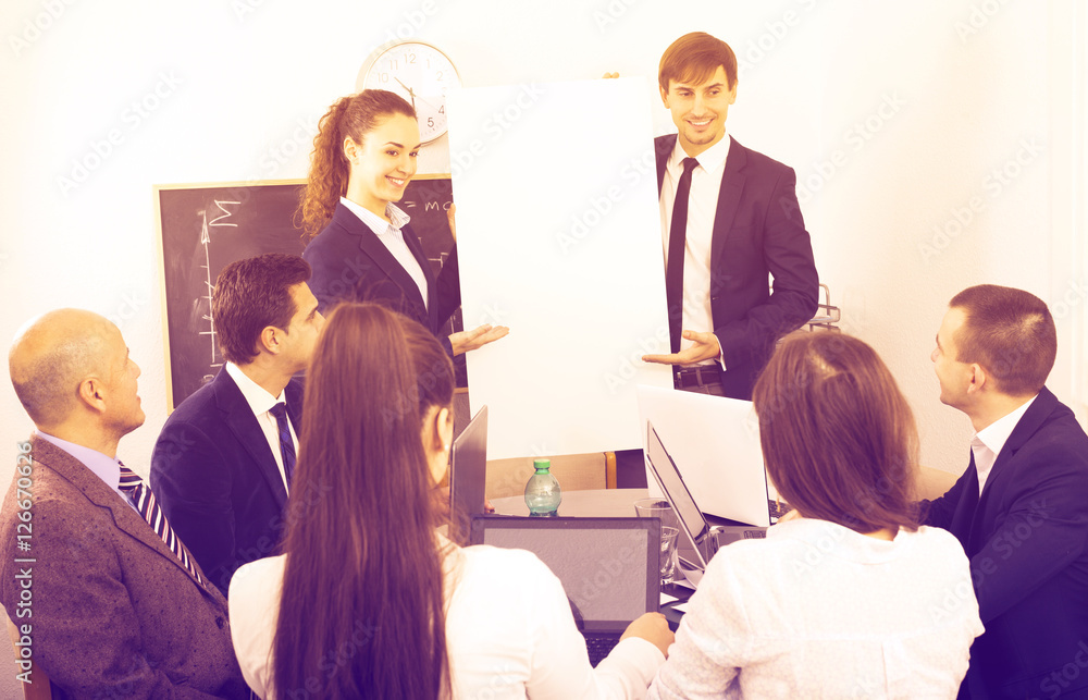 Obraz premium Businessman presents new development plan at poster