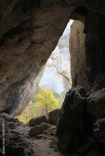 Вид из пещеры на осенний лес. Резерват "Мадара" Болгария)