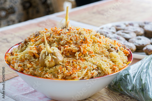 Obraz na płótnie Large plate of Pilaf with garlic w salonie