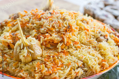 Obraz na płótnie Large plate of Pilaf with garlic close up w salonie
