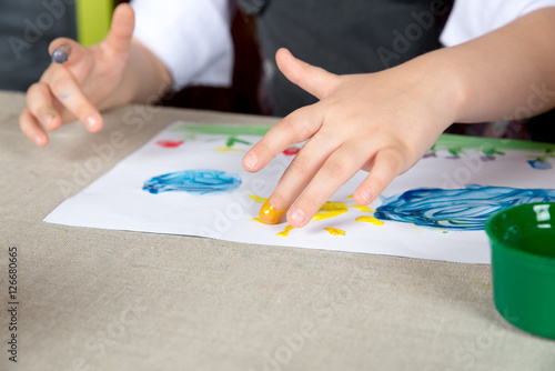 Child paiting the paint with your fingers