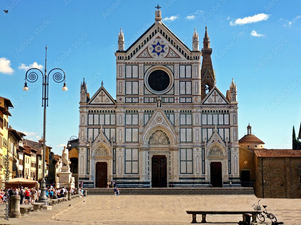 veduta della storica Piazza Santa Croce a Firenze in Italia