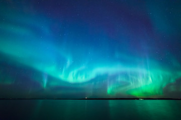 Leinwandbilder Nordlichter Nordlicht über finnischem Waldsee  © Juhku