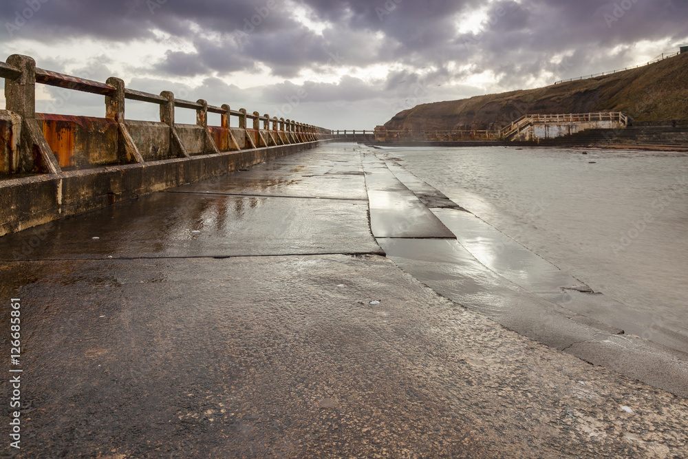 Obraz premium Old Tynemouth Outdoor Pool on a cold and stormy morning.