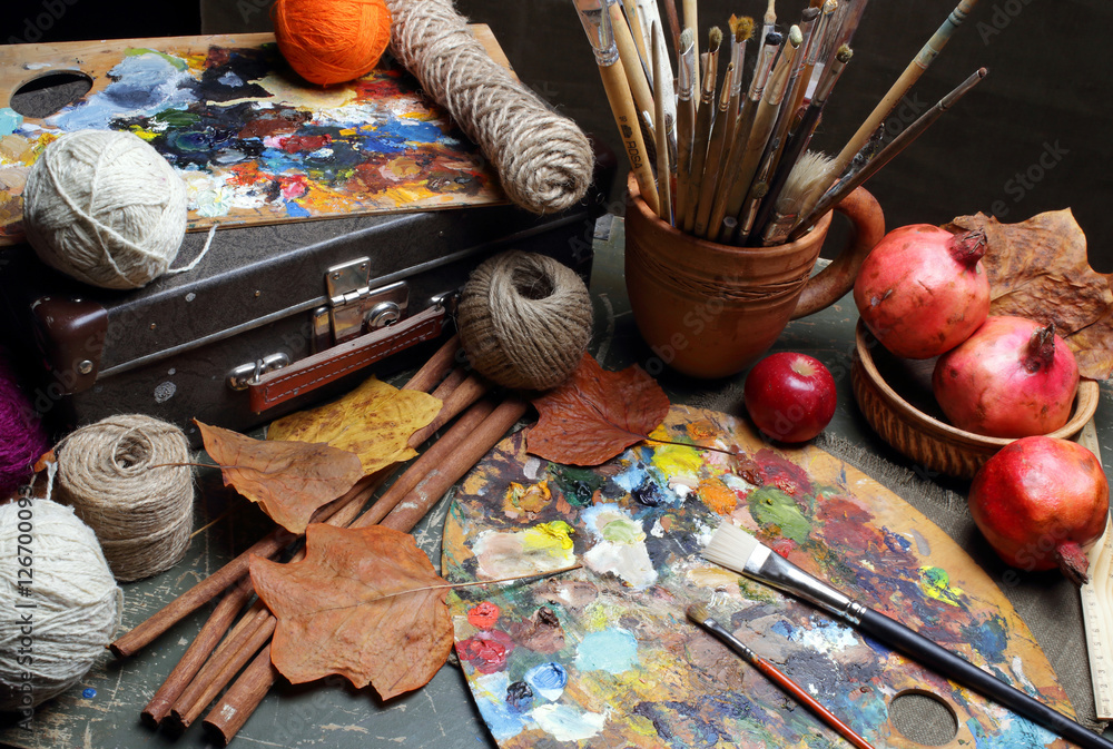 палитра разноцветных красок с кисточками. Осенний натюрморт Stock-Foto ...