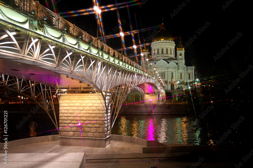 Obraz premium The Cathedral of Christ the Savior night Moscow Russia. The view from under the bridge over the river. Star filter. Horizontal orientation