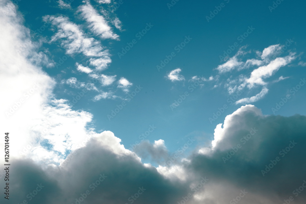 Fototapeta premium strahlend blauer Himmel mit diversen Wolken