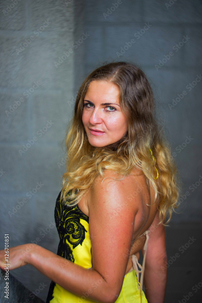 Naklejka premium Woman looking over shoulder