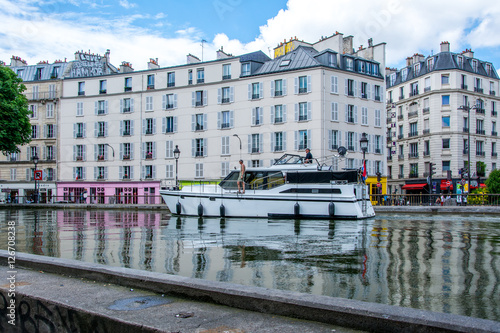 Bateau sur la Seine - Quai de Valmy photo