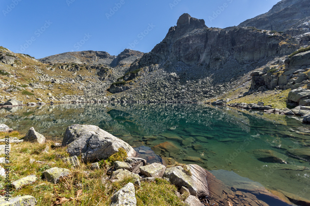 Obraz premium Lake and Preokorets (popova kapa) peak, Rila Mountain, Bulgaria
