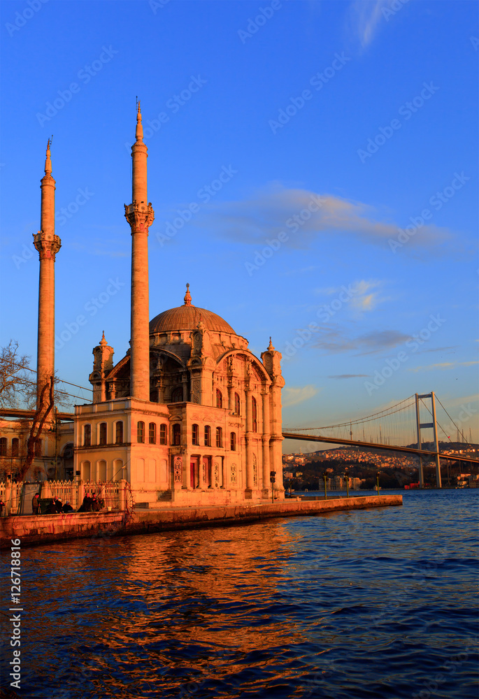 Obraz premium Ortakoy mosque and Bosphorus bridge, Istanbul, Turkey
