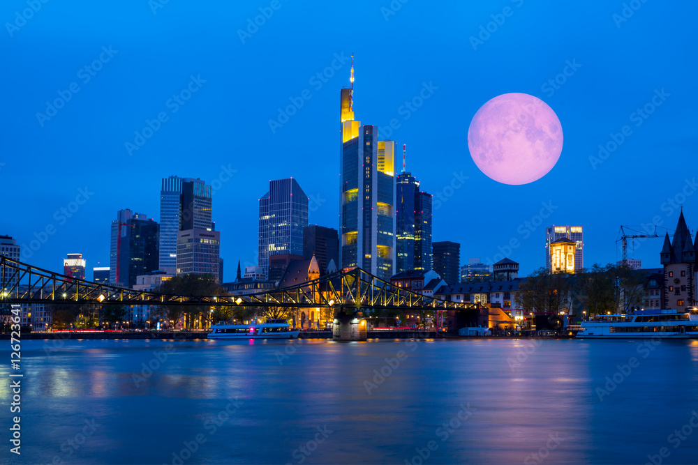 Obraz premium Skyline of Frankfurt am Main (Germany) at dusk with super moon 