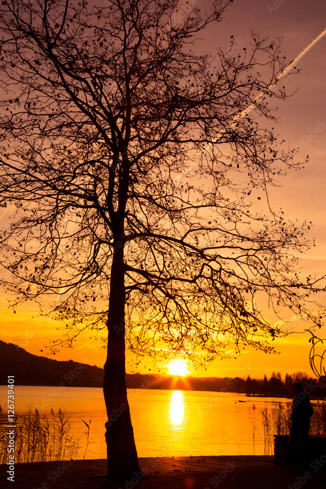 Naklejka premium Coucher de soleil sur le lac d'Annecy