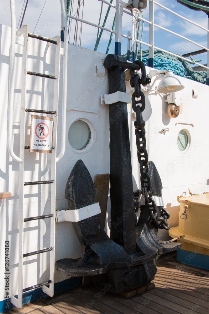 Fototapeta premium Ship Anchor on the front of the cruiser