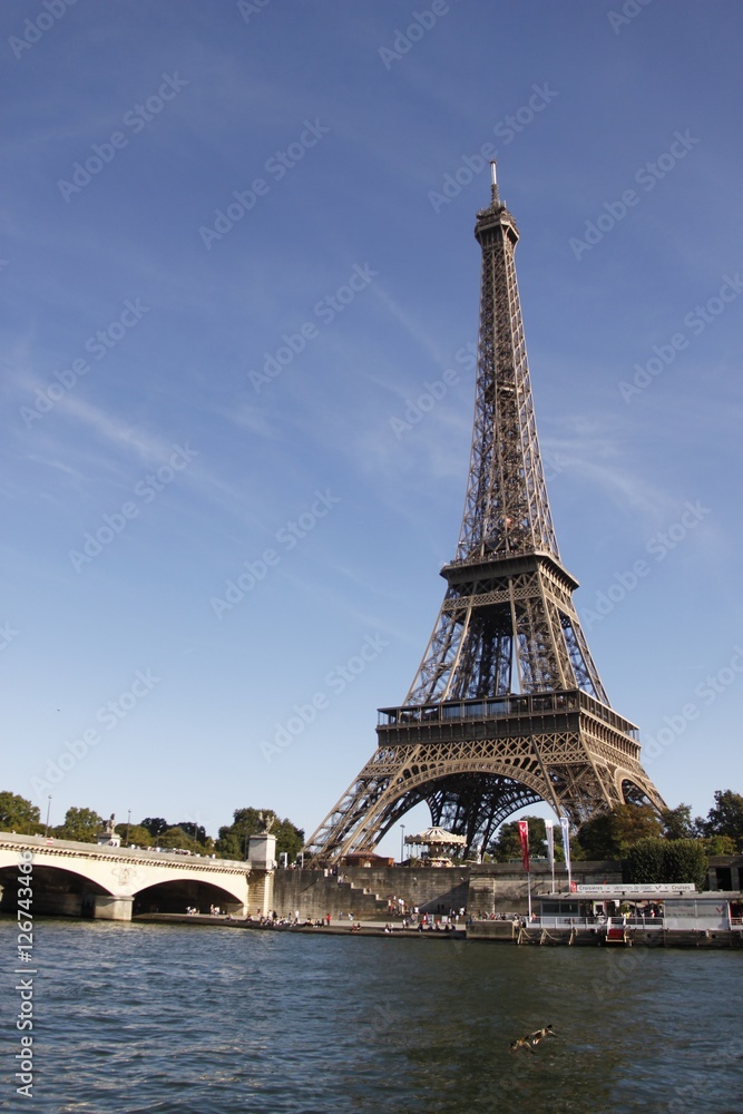 Fototapeta premium Tour Eiffel et Pont d'Iéna sur la Seine à Paris