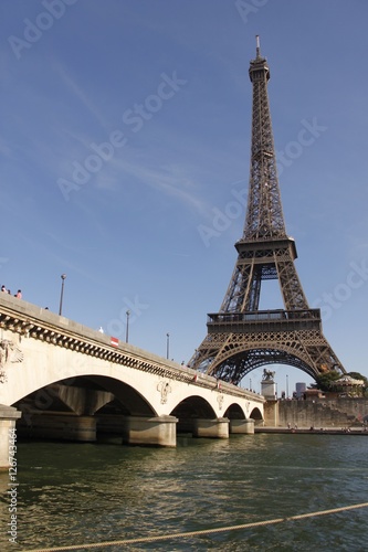 Tour Eiffel et Pont d'Iéna sur la Seine à Paris