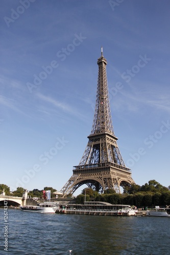 Tour Eiffel en bord de Seine à Paris © Atlantis