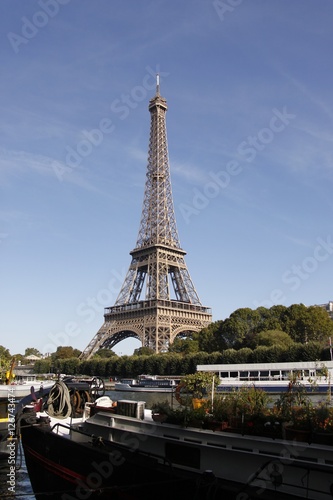 Tour Eiffel vue depuis une péniche sur la Seine à Paris