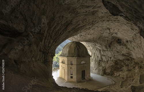 Tableau sur toile Un abbraccio roccioso. Il Tempio di Valadier