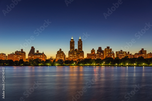 Upper West Side buildings and Central Park. Jacqueline Kennedy Onassis Reservoir at twilight. Manhattan city lights, New York City © Francois Roux