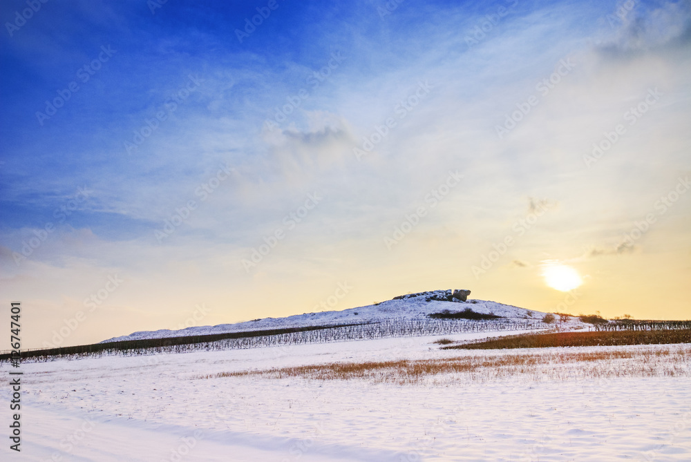 Winterlandschaft mit Schnee und Felsen im Burgenland