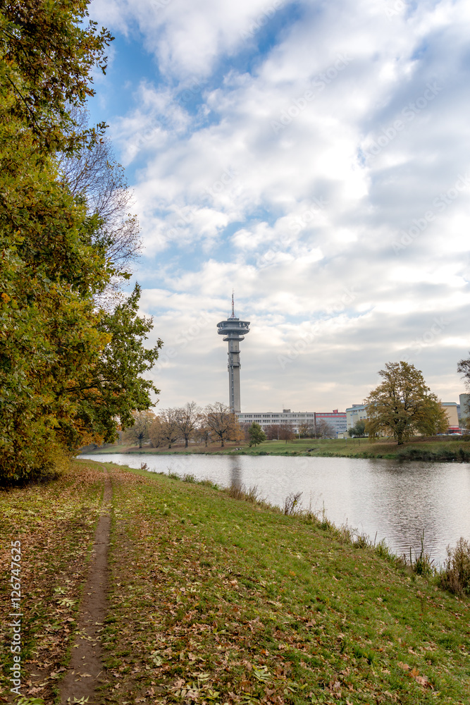 Obraz premium The river in the city center with a view and path.
