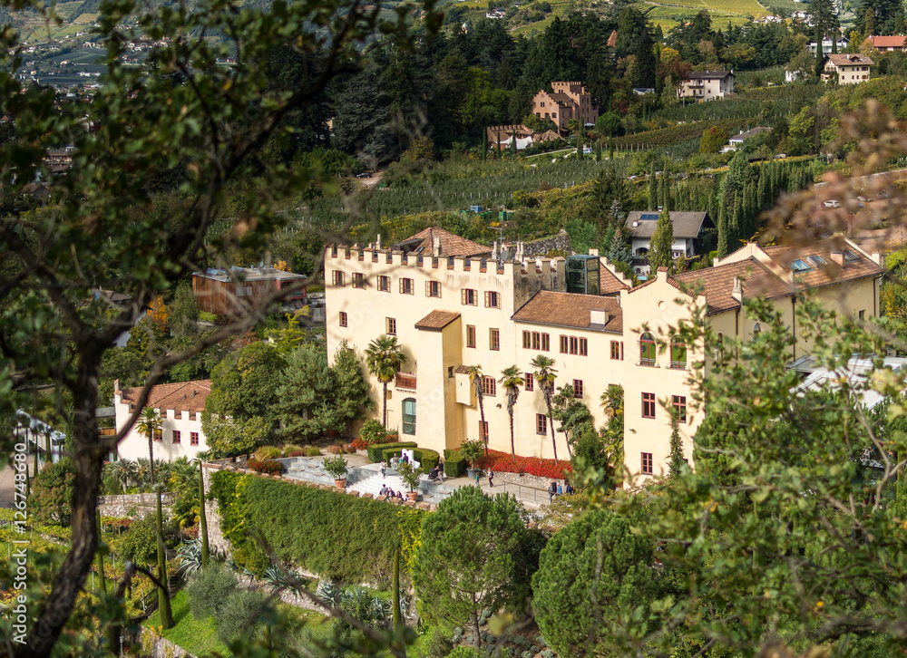 Giardini di Castel Trauttmanssdorff, Merano, Alto Adige, Italia. Scorcio del famoso giardino botanico dove 80 ambienti botanici prosperano e fioriscono piante da tutto il mondo
