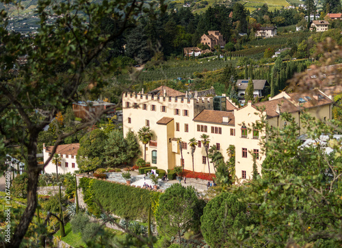 Giardini di Castel Trauttmanssdorff, Merano, Alto Adige, Italia. Scorcio del famoso giardino botanico dove 80 ambienti botanici prosperano e fioriscono piante da tutto il mondo
