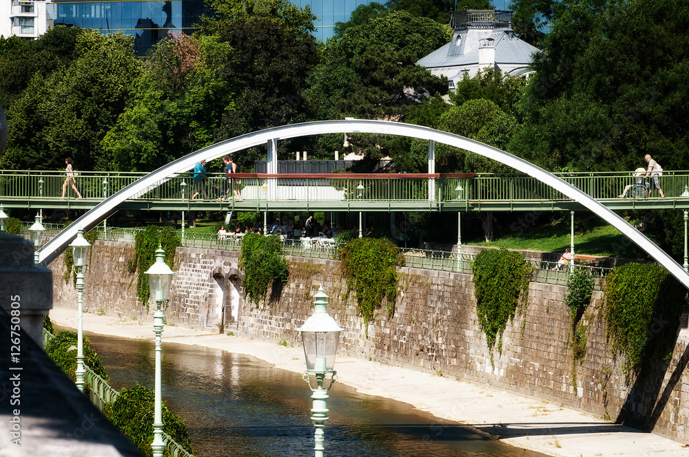 Fototapeta premium Bridge in Stadtpark, Vienna 