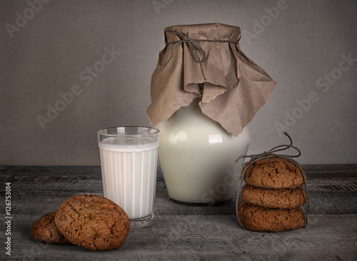 Obraz na płótnie glass of milk and homemade cookies on wooden table w salonie
