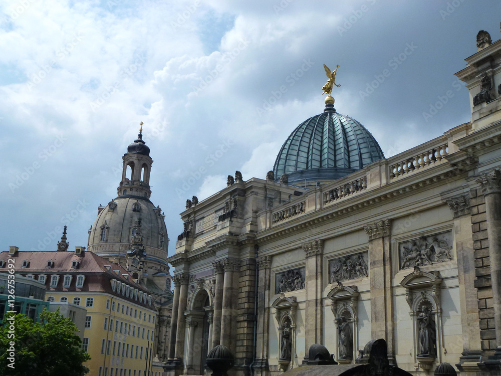 Obraz premium Hochschule für Bildende Künste Dresden und Frauenkirche