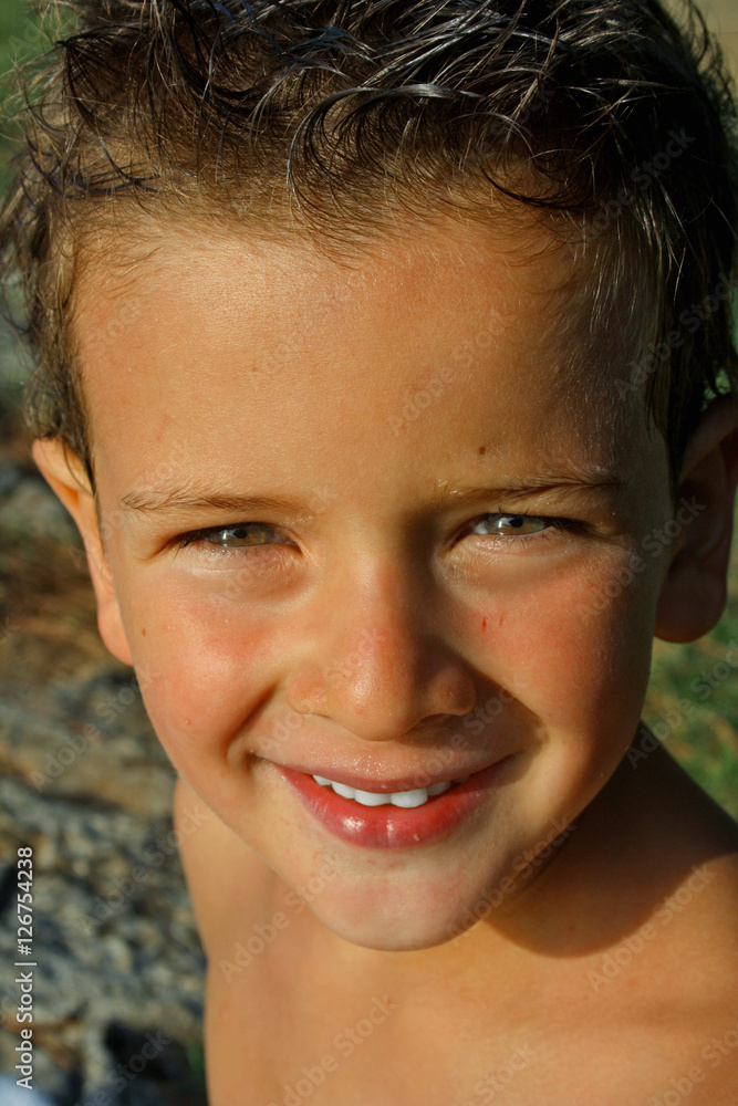 BAMBINO IN SPIAGGIA BAMBINO IN SPIAGGIA