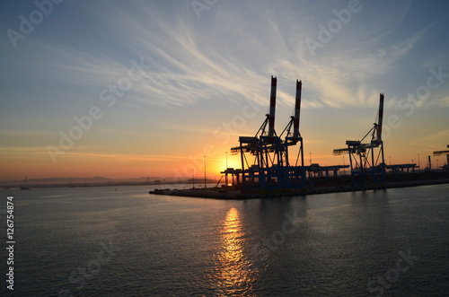 Silhouette Containerbrücke im Sonnenuntergang
