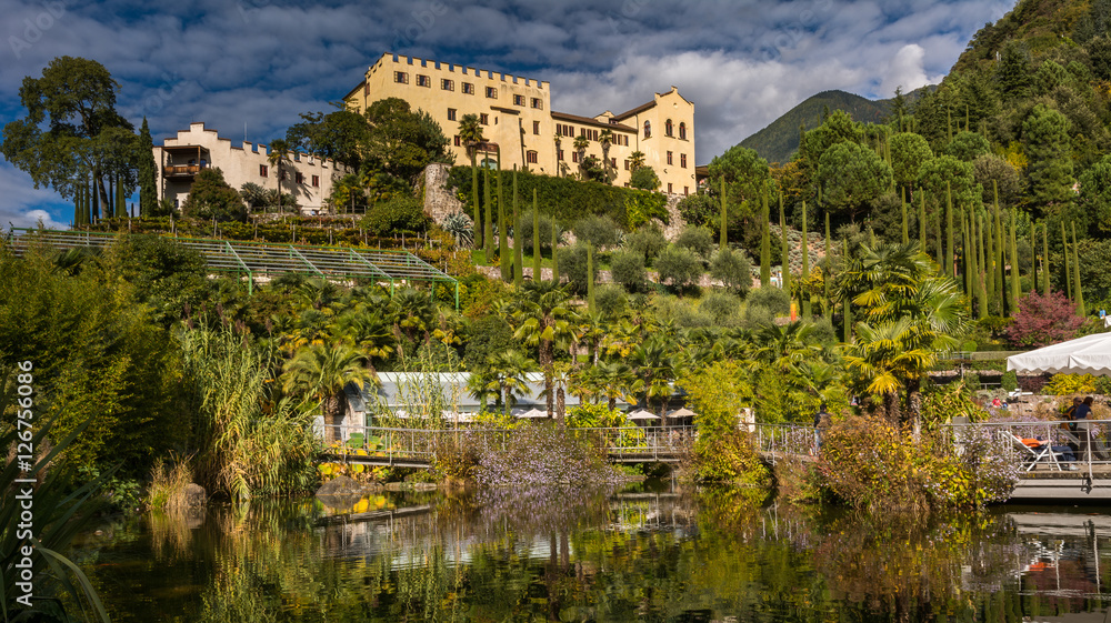 Giardini di Castel Trauttmanssdorff, Merano, Alto Adige, Italia. Scorcio del famoso giardino botanico dove 80 ambienti botanici prosperano e fioriscono piante da tutto il mondo.