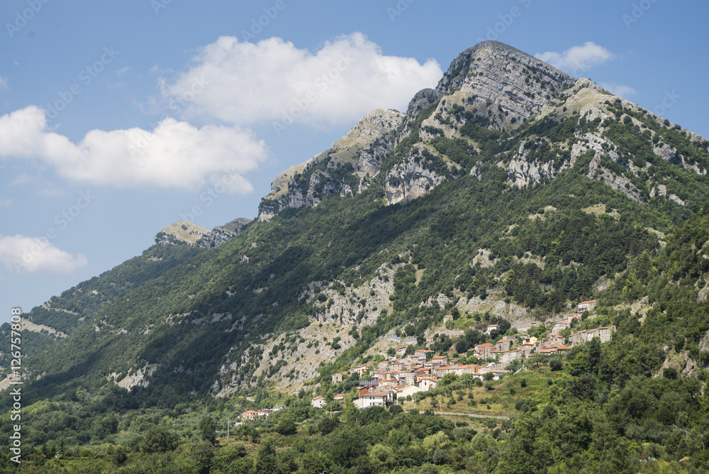 Das Dorf Magliano Vetere mit am Hang einer felsigen Bergkette im Hinterland des Cilento,Italien
