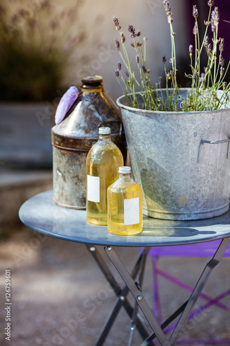 Fototapeta Naklejka Na Ścianę i Meble -  Massageöl, Lavendelöl, Verkauf vor dem Laden