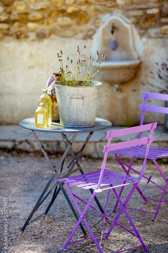 Fototapeta Naklejka Na Ścianę i Meble -  Massageöl, Lavendelöl, Verkauf vor dem Laden