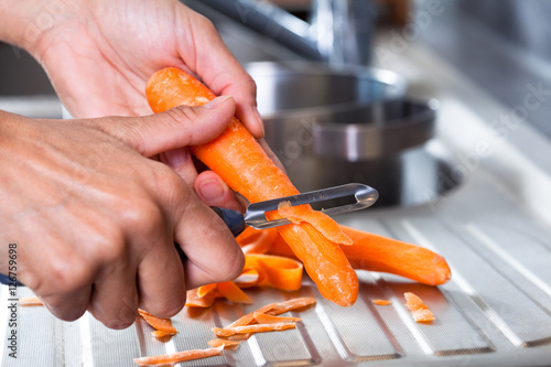 peler des carottes dans une cuisine photo