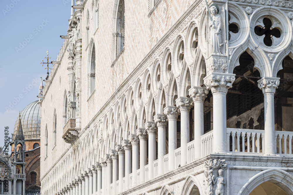 Fassade mit Säulen und Figuren der Galerie des Dogenpalast an der Piazetta San Marco in Venedig