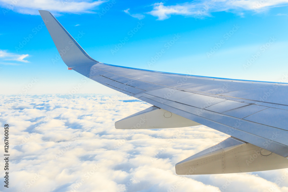 Obraz premium Airplane wing out of window