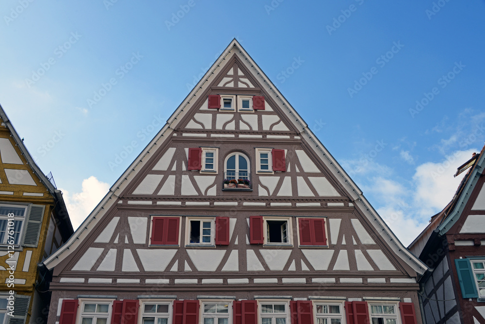 fränkischer Fachwerkgiebel mit Sprossenfenstern in Herrenberg fränkischer Fachwerkgiebel mit Sprossenfenstern in Herrenberg