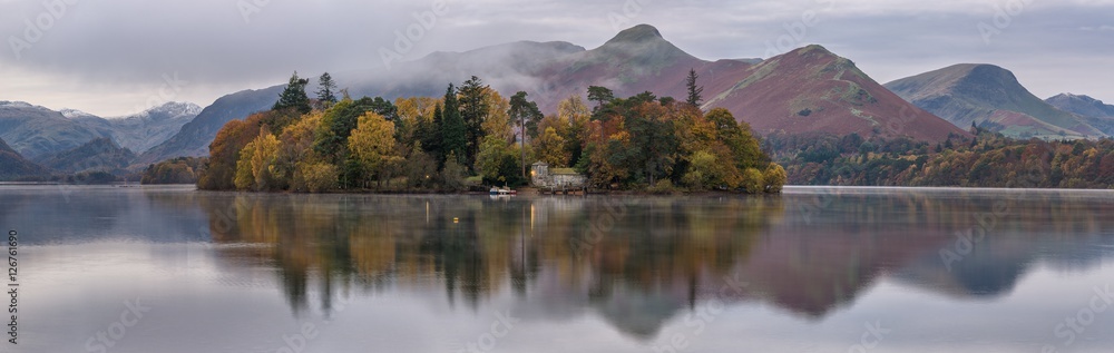 Fototapeta premium Wyspa Derwentwater z górami Keswick w tle na jesienny poranek.