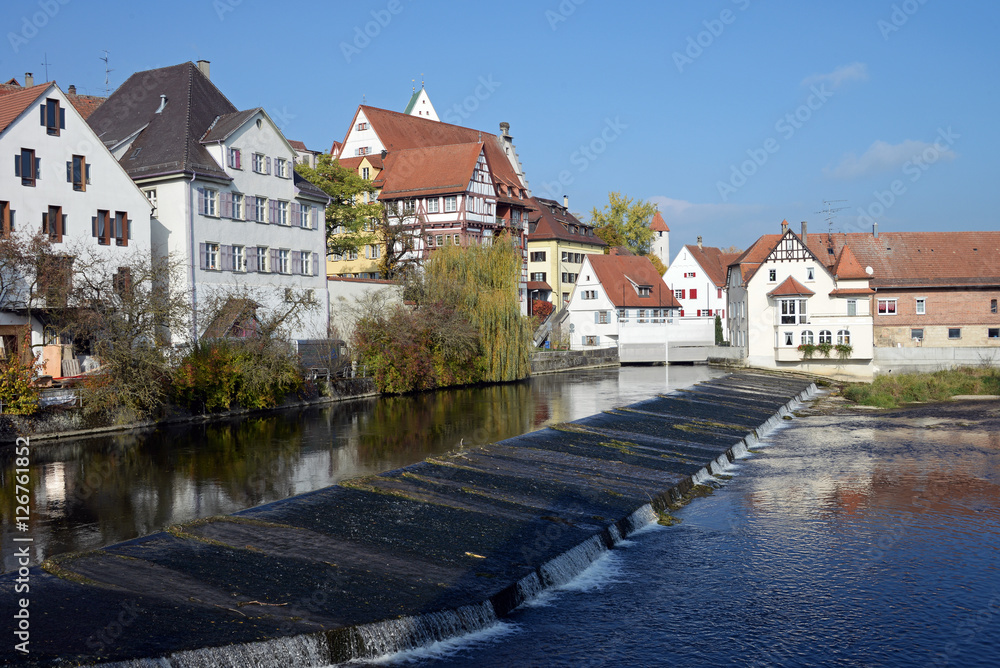 Obraz premium Stadtansicht mit Donauwehr von Riedlingen