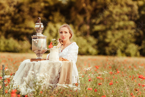Tee trinken aus dem russischen Samowar im Freien photo