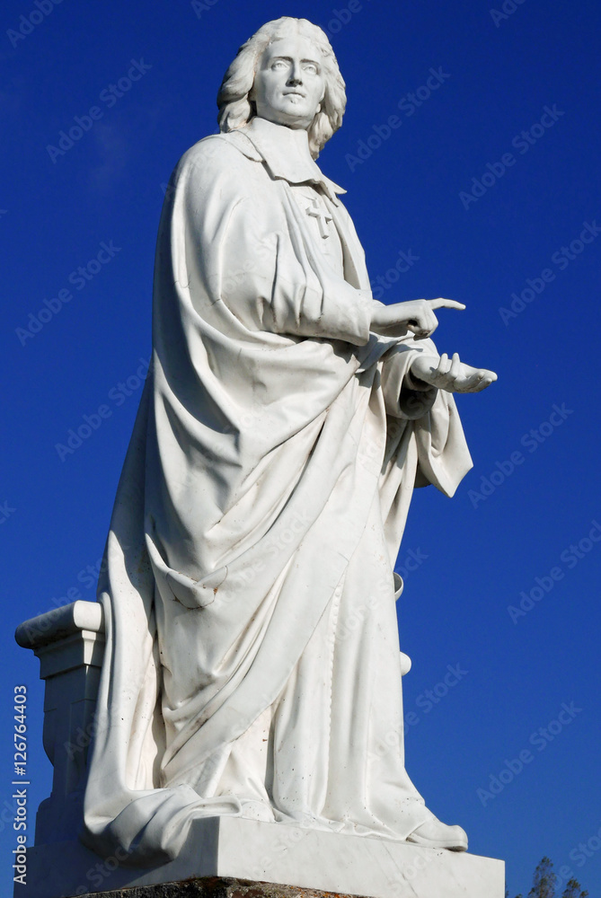 Statue de Bossuet au parc de Chantilly, France