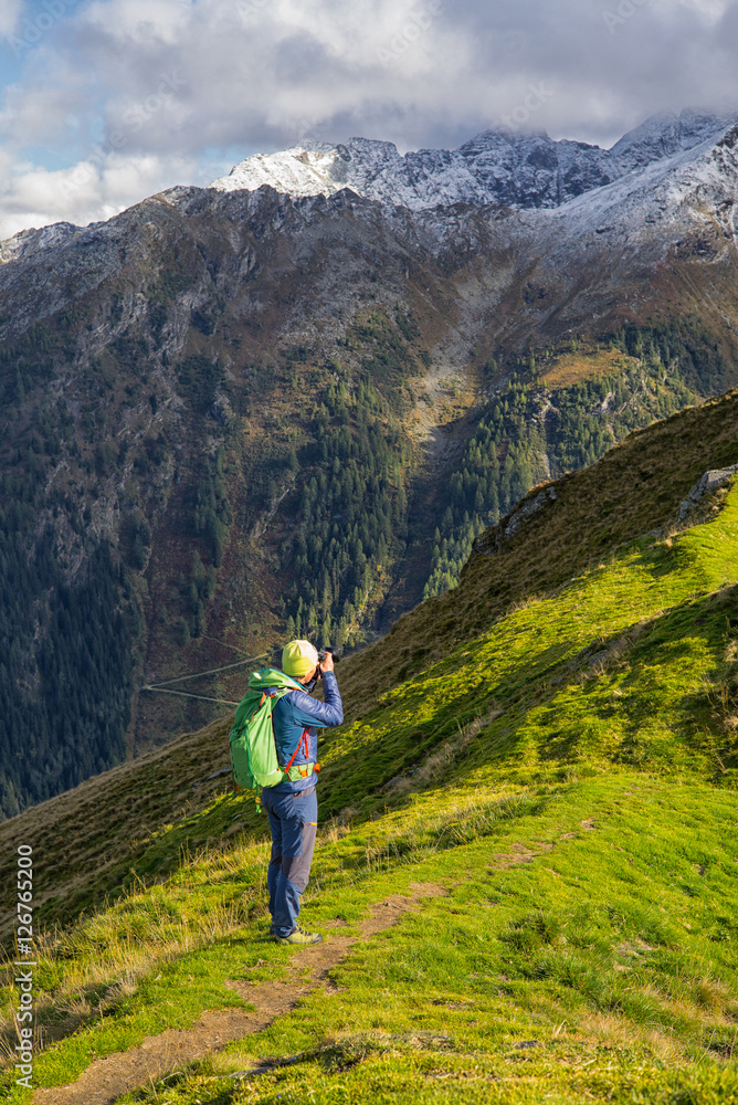 Fotografierender Bergwanderer In den Alpen 