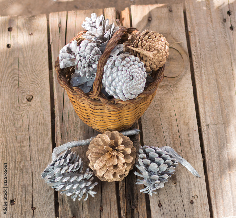 Piñas de navidad en un cesto de mimbre Piñas de navidad en un cesto de mimbre