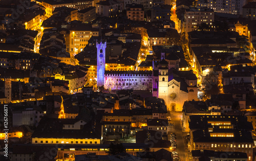 Natale a Trento. Panorama notturno della Città durante il periodo natalizio con le luminarie.